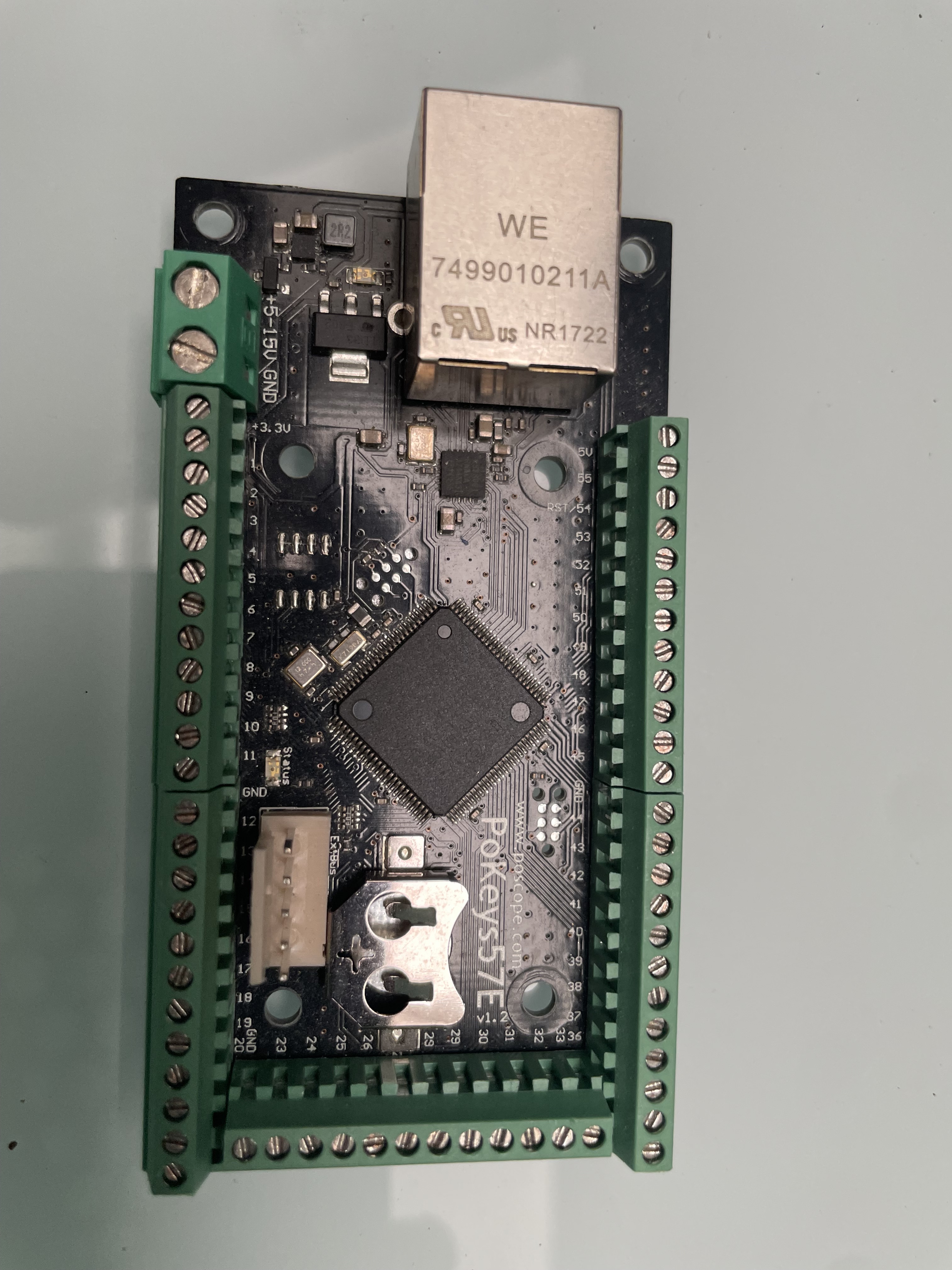 Foto bij PoKeys57E als Ethernet I/O onderzocht